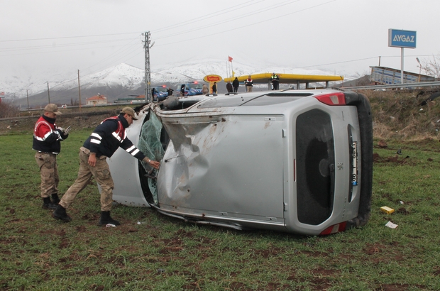 OTOMOBİL TARLAYA UÇTU: 2 YARALI